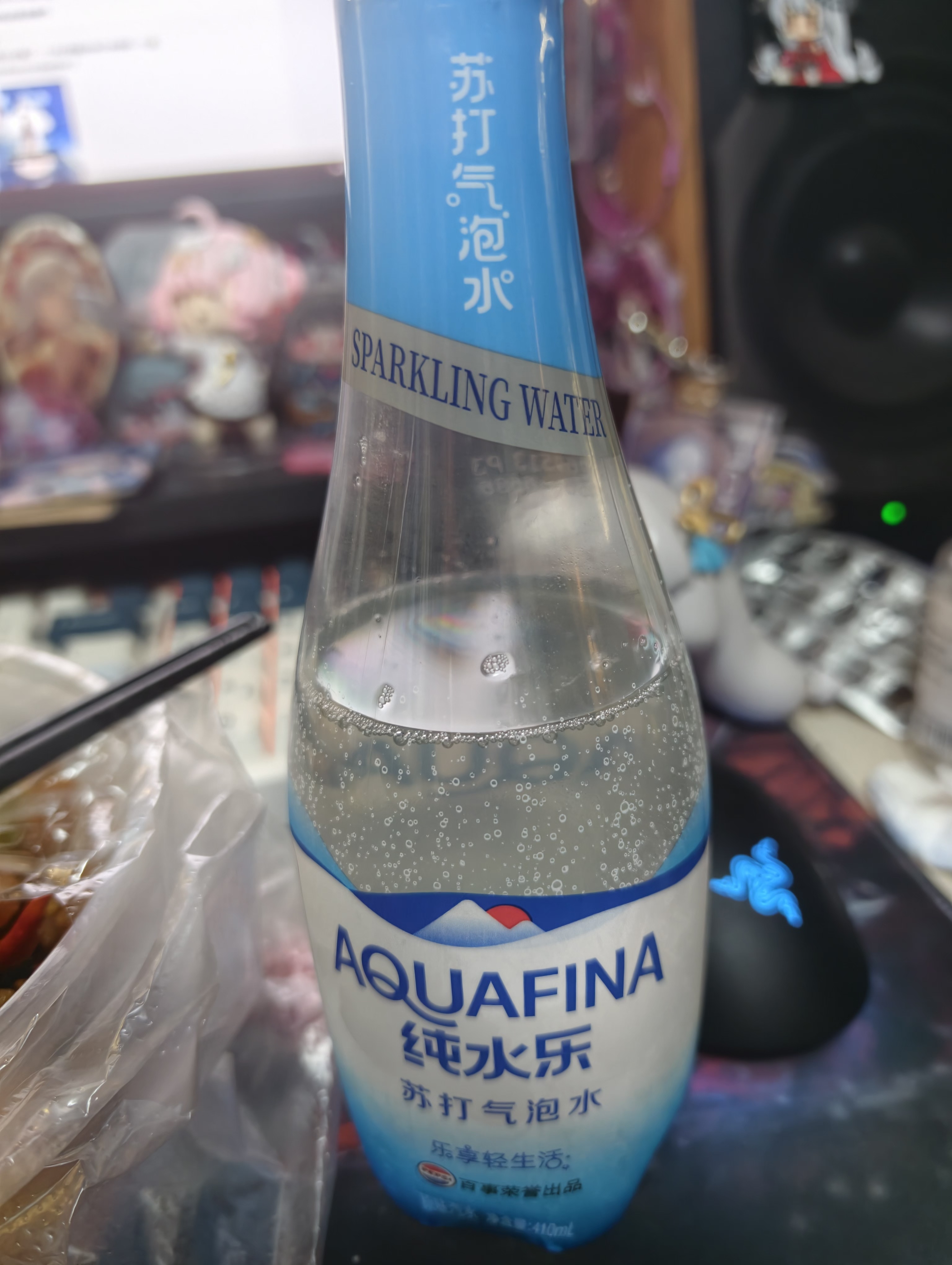 买的苏打气泡水喝一口啥味都没有，看了下配料表发现原来真的只有水和气泡，然后抄了下