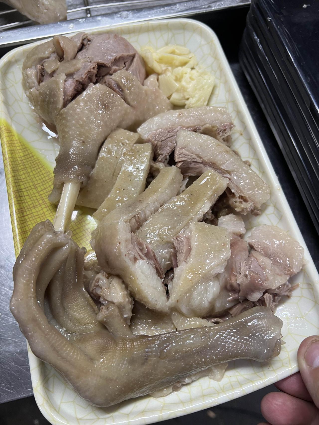 湛江白切鹅好不好吃呢？
湛江白切鹅口感有三：
1.老的，香，韧，咬不动
2.中的