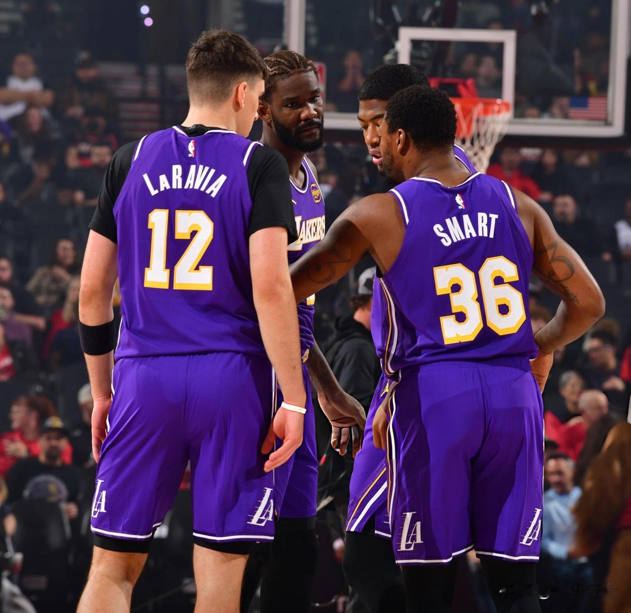 今日湖人对阵开拓者6个意外

1:湖人客场在詹姆斯，东契奇，里夫斯缺阵的情况下，