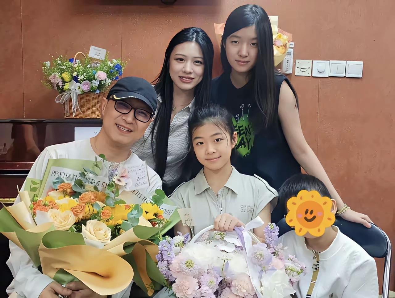 单看汪峰二女儿汪璟怡的面相，就知道这孩子爹不疼。

 她是汪峰与康作如的女儿，自