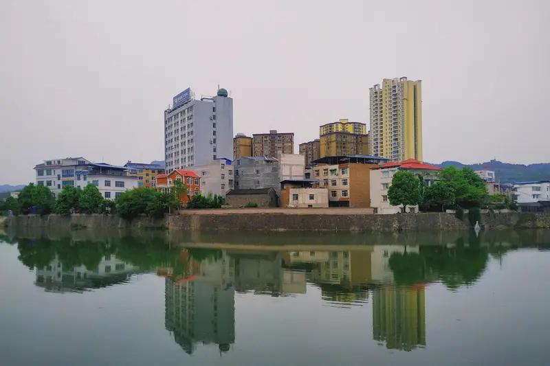 小城市的好处简直不胜枚举。以四川为例，绵阳、宜宾等地自然环境优越，空气清新宜人，
