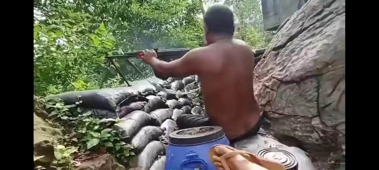 柬泰冲突，主打一个随意。柬军机枪手打得很随意，旁边拍视频的更随意。
柬泰两军冲突