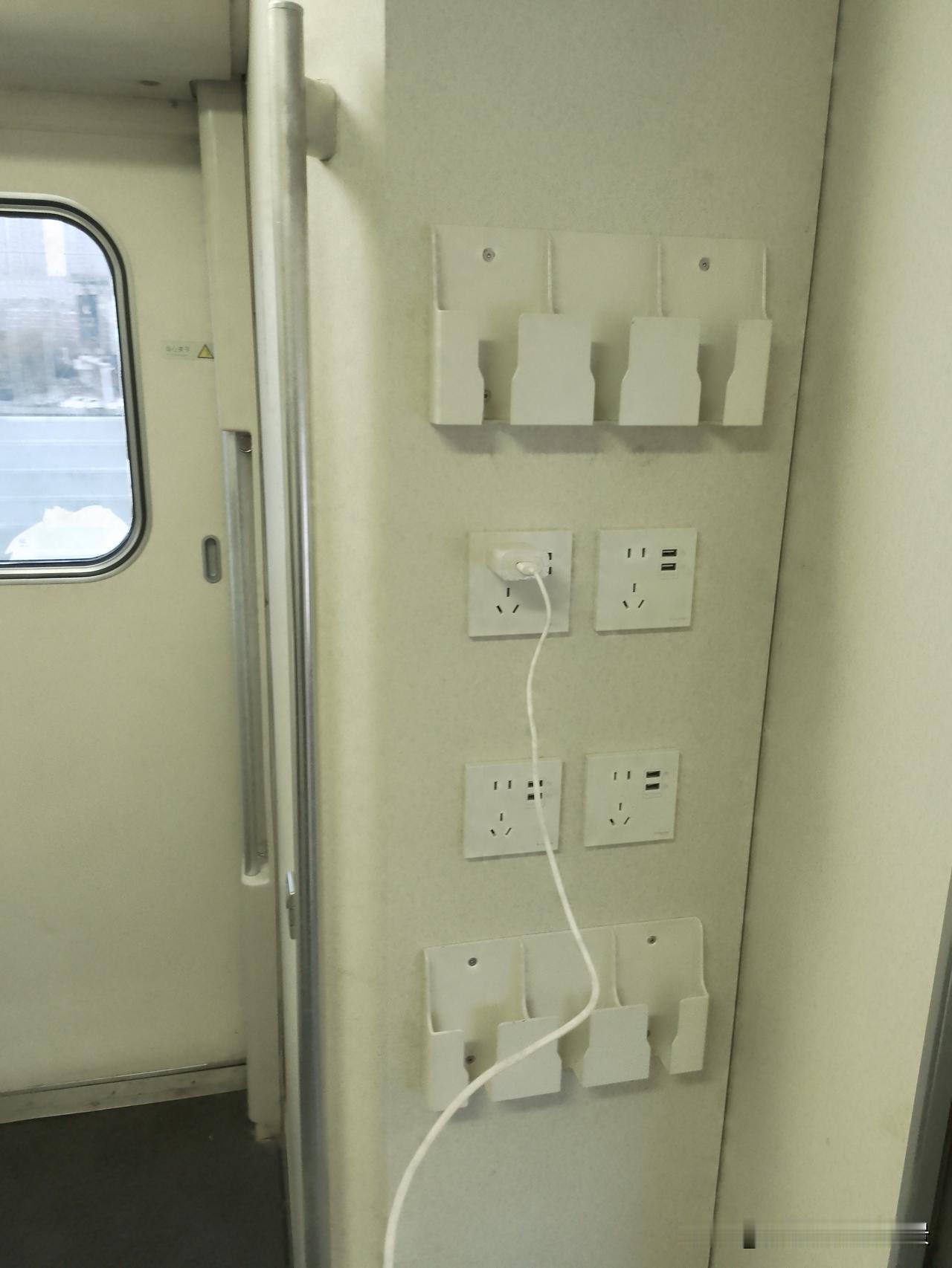 没想到，如今的高铁竟然如此贴心了，在列车的两头竟配置了大量充电插座，之前就没有，