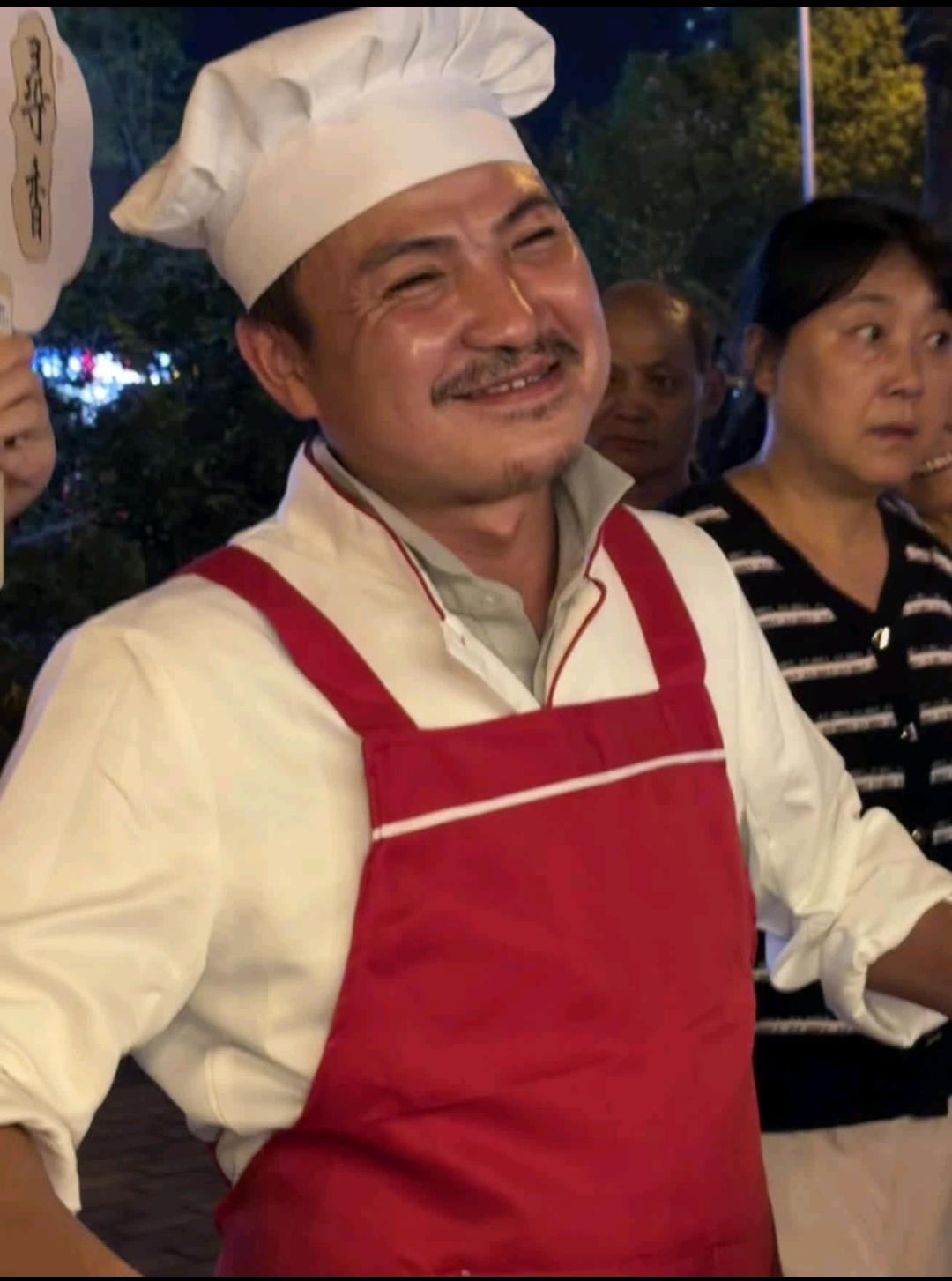 合肥一炒饭摊主因长相酷似沈腾爆火！

这都不用说长得像了，这放在一起很多人都分不