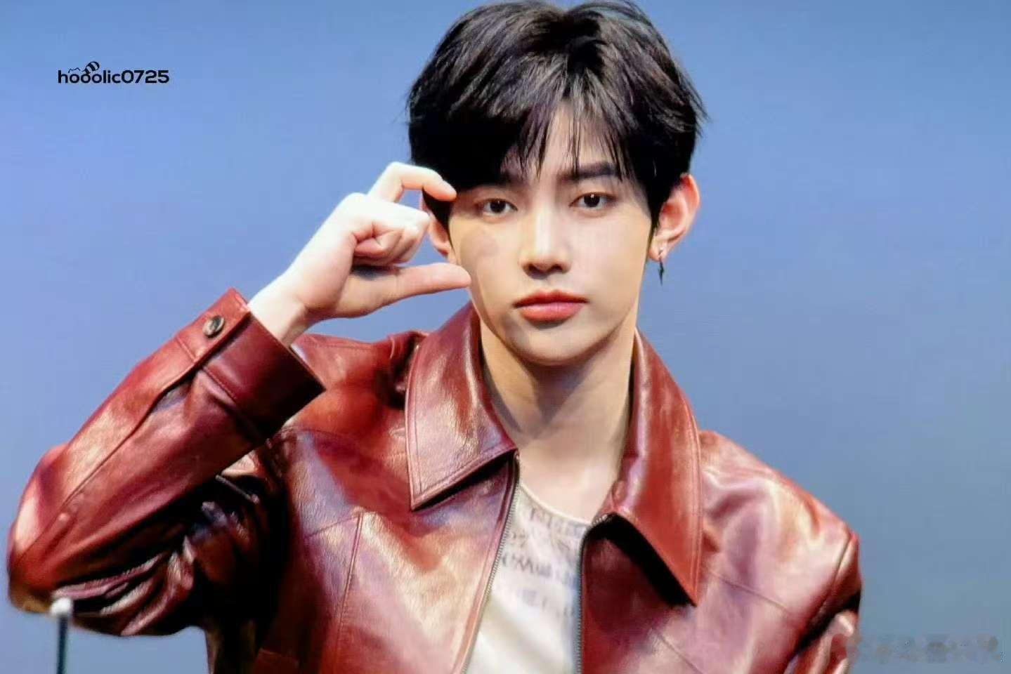 章昊红皮衣章昊签售饭撒章昊红皮衣，爱了爱了，