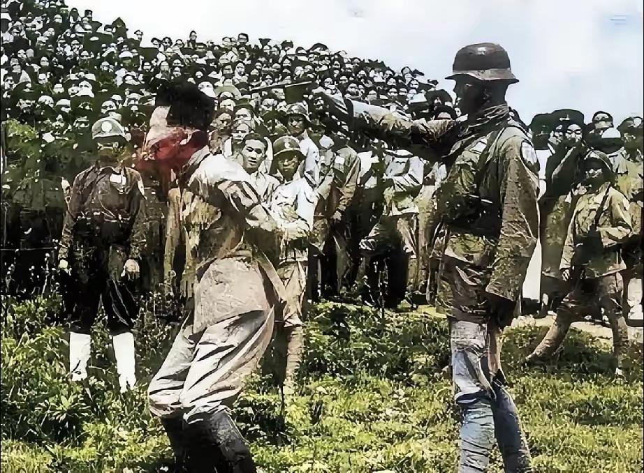 1948年，战犯田中军吉在南京雨花台，被执行枪决。当行刑者的手枪抵住他的后脑勺时
