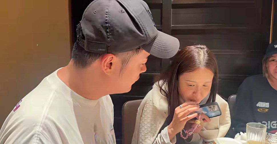 原来明星也不爱收拾，陈赫晒妻女互动日常，卧室堆满衣服又杂又乱，跟普通人的家没两样