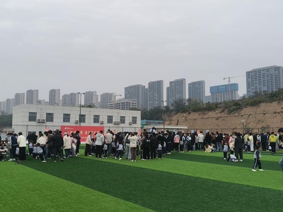 我觉得像幼儿园，小学就应该取消这种活动！

学校活动本身就是在周内，多数父母都是