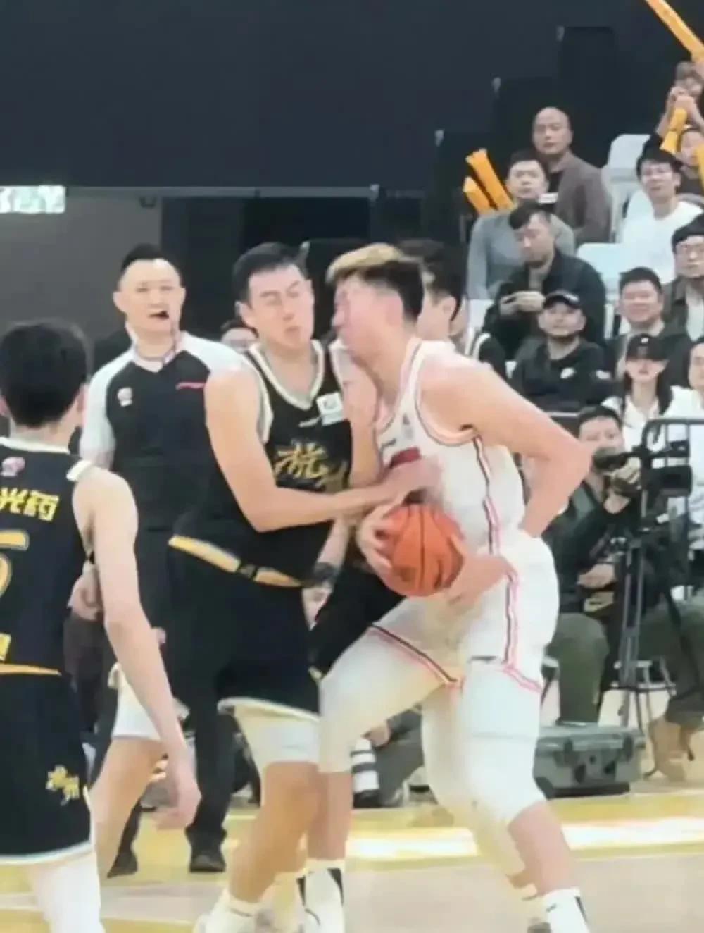 李金效用肩膀顶了一下周琦的下巴，是李金效先肘击周琦胸部，再抢走篮球，才惹恼周琦的