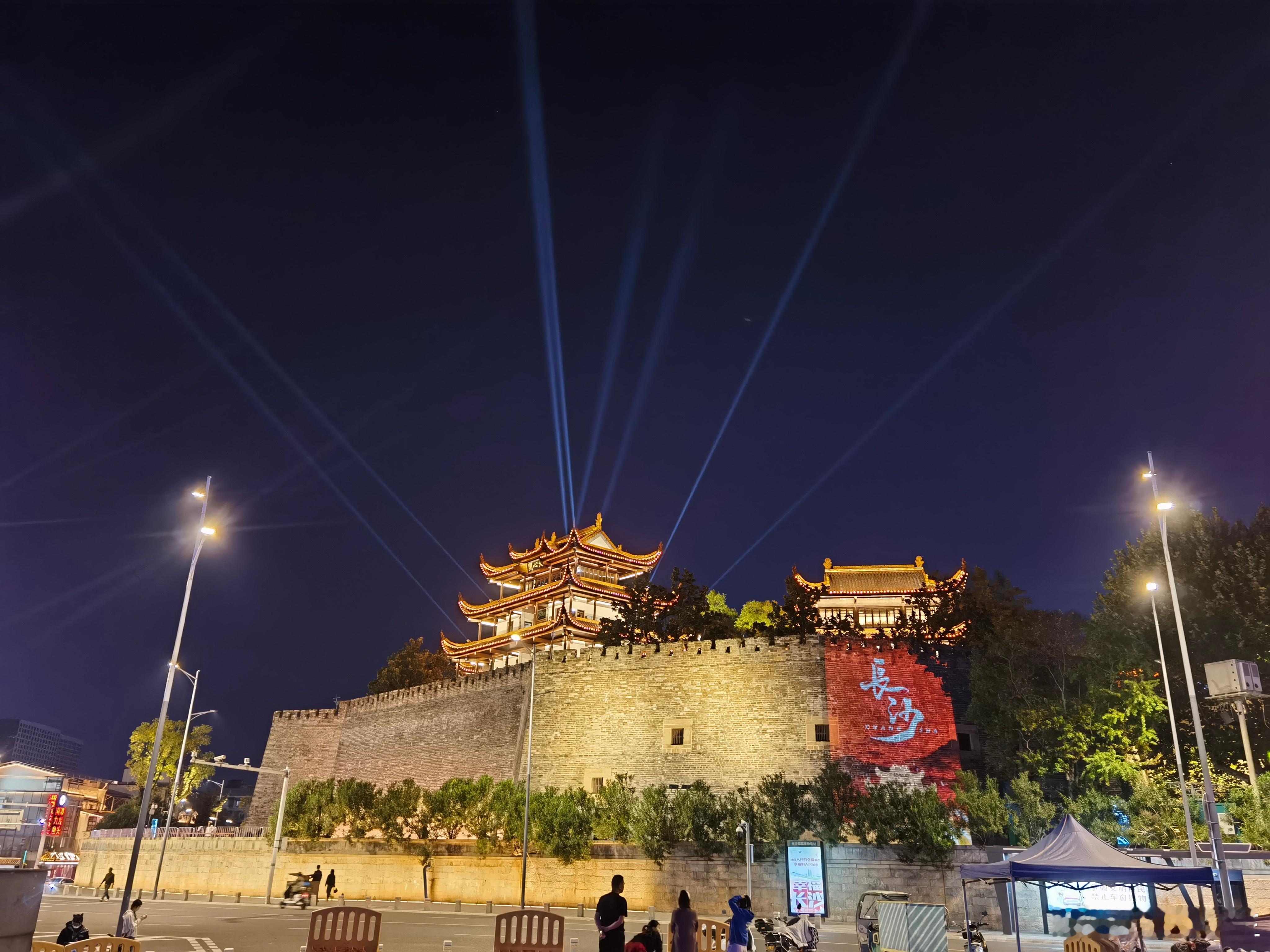 天心阁星城之脊，有阁凌虚。其势如骑斗牛，俯瞰湘流。昔人因天象筑台，后人垒石增峻，