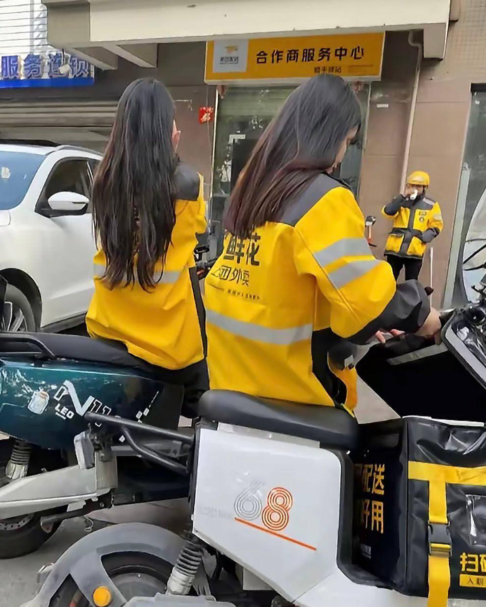 现在的就业形势这么卷了吗？
这两个看起来也不像宝妈啊，
就出来送外卖了，
不过也