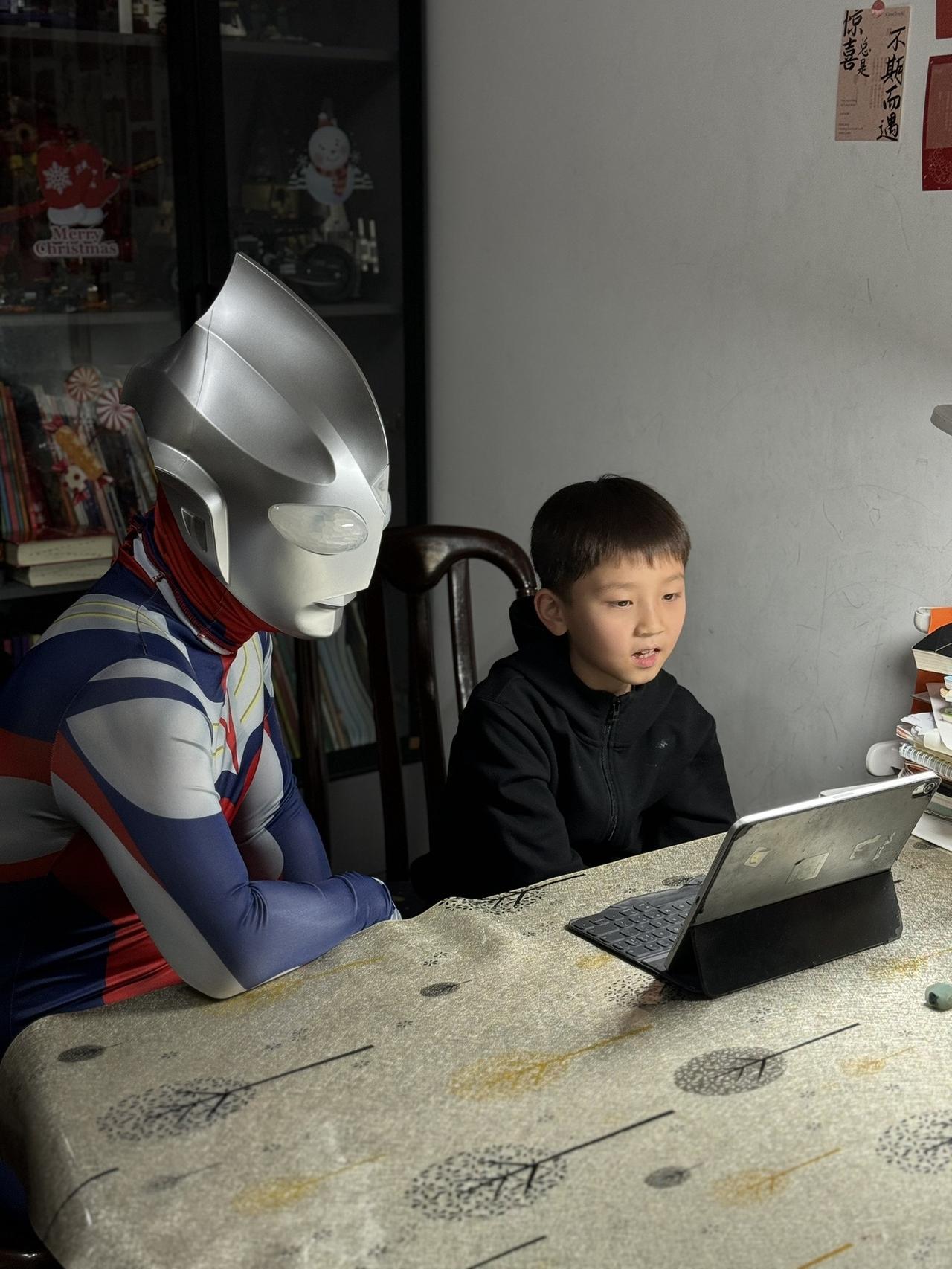 这就是娃要的情绪价值，拉满！#奥特曼 #带娃日常