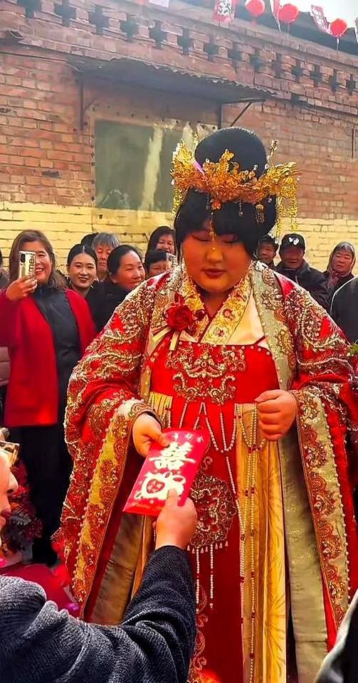 谁能想到，大衣哥嫁女儿，给的不是千万现金，而是三份实实在在的保障。
房子、车子、