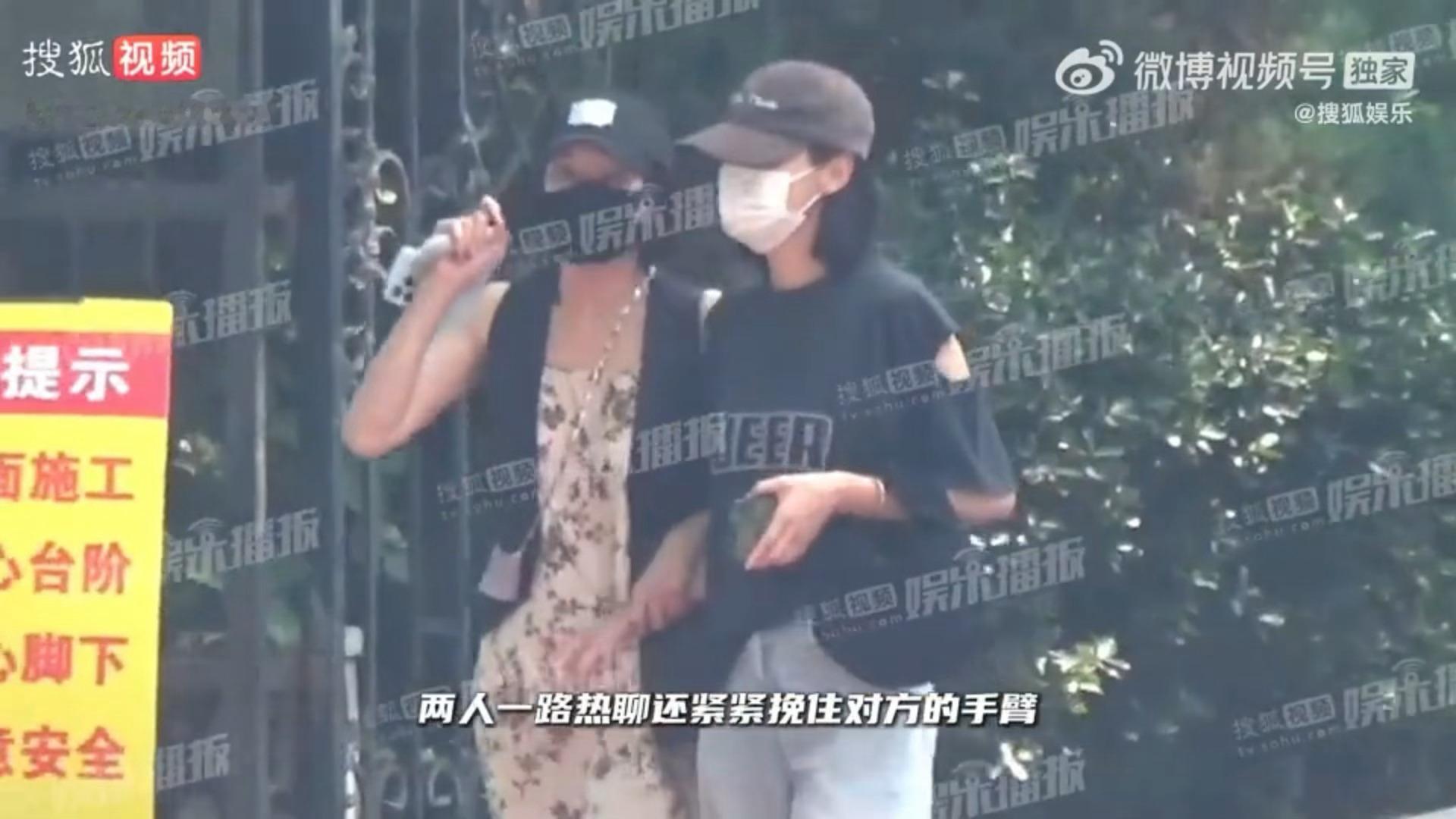 额了个「辛甘秦愿」同框！！！！手挽手走在马路，秦岚还给辛芷蕾挡车[抓狂][抓狂]