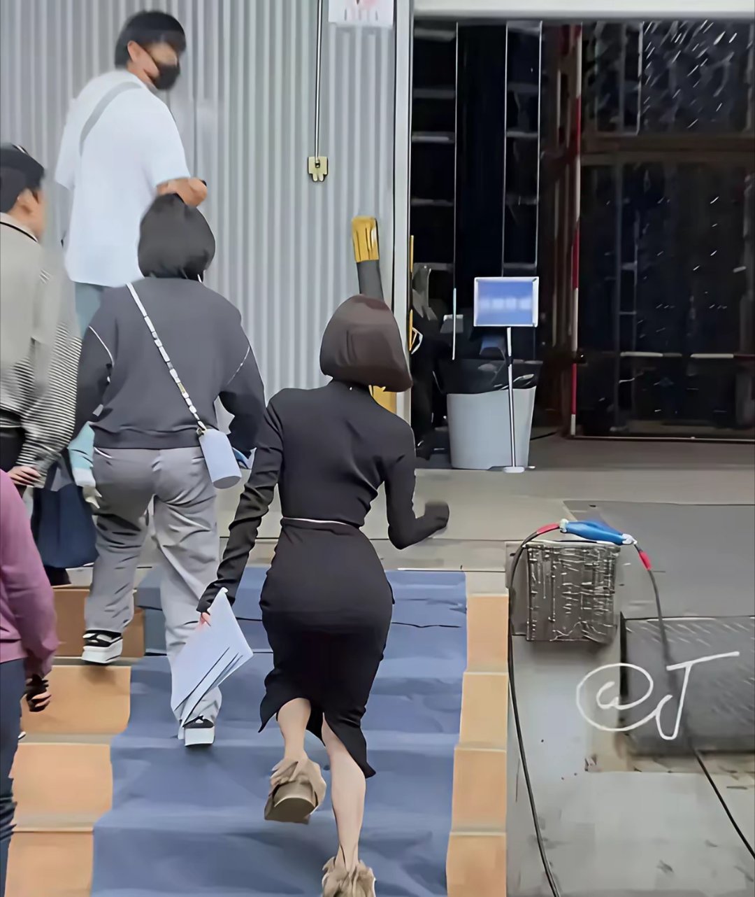 秦岚变化太大了，胸很大，腰很细，臀部很大，身材有点像芭比娃娃 