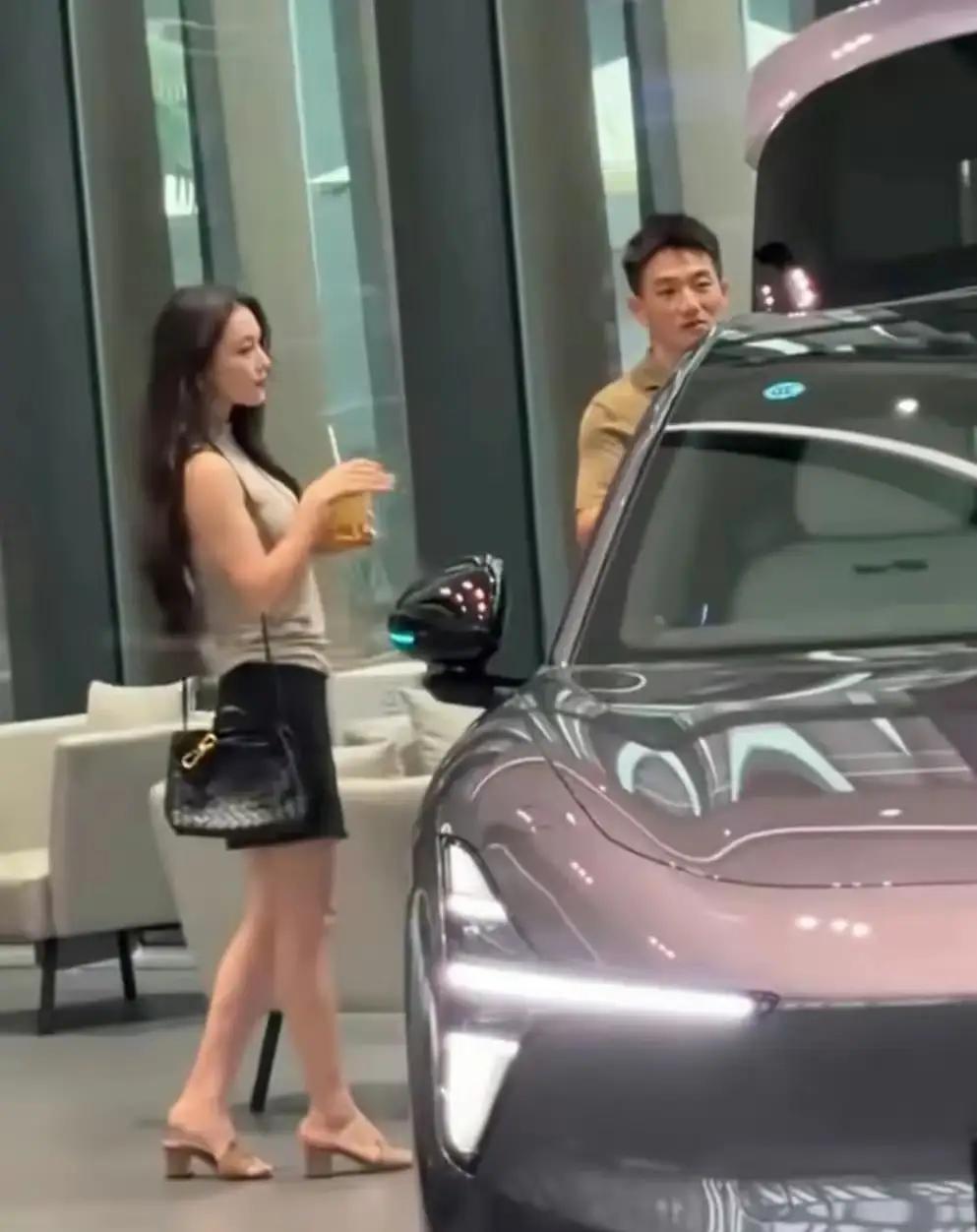 广州展厅偶遇张馨予何捷！四万手袋搭配十几万国产电车，反差感满是烟火气
 
9月4