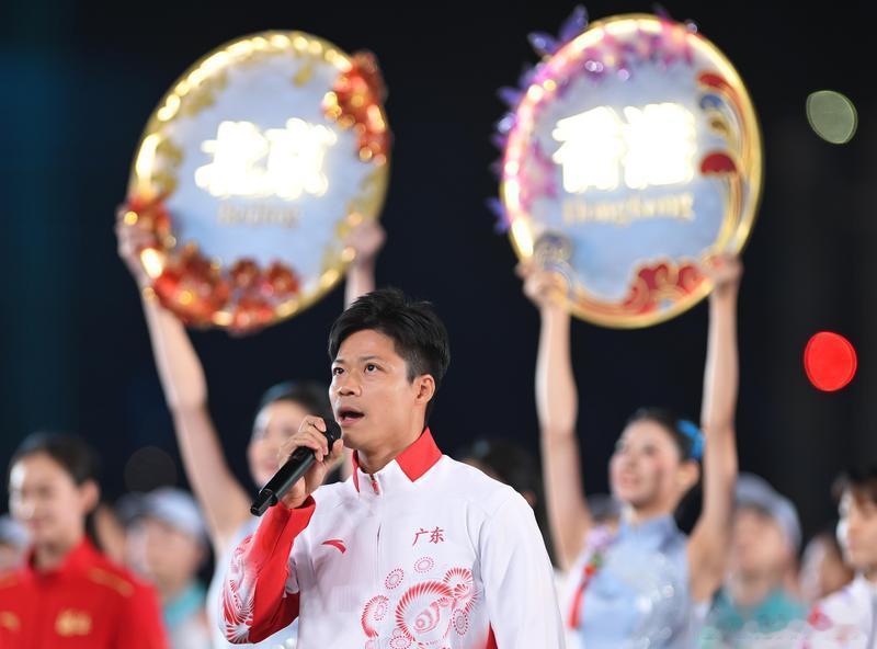 苏炳添在闭幕式现场表演。(新华社) 