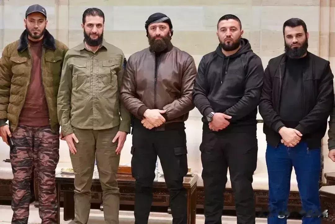 朱拉尼把这几个人兵权收走，他们会愿意吗？现在给他们官职，哪天朱拉尼把他们给撤职了