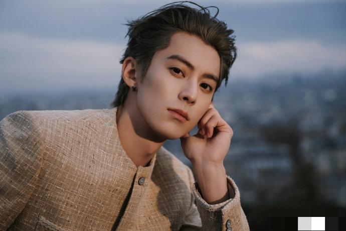 王鹤棣巴黎看秀生图！素色小香风，雅苏感直接封神

王鹤棣巴黎看秀生图流出，素色圆