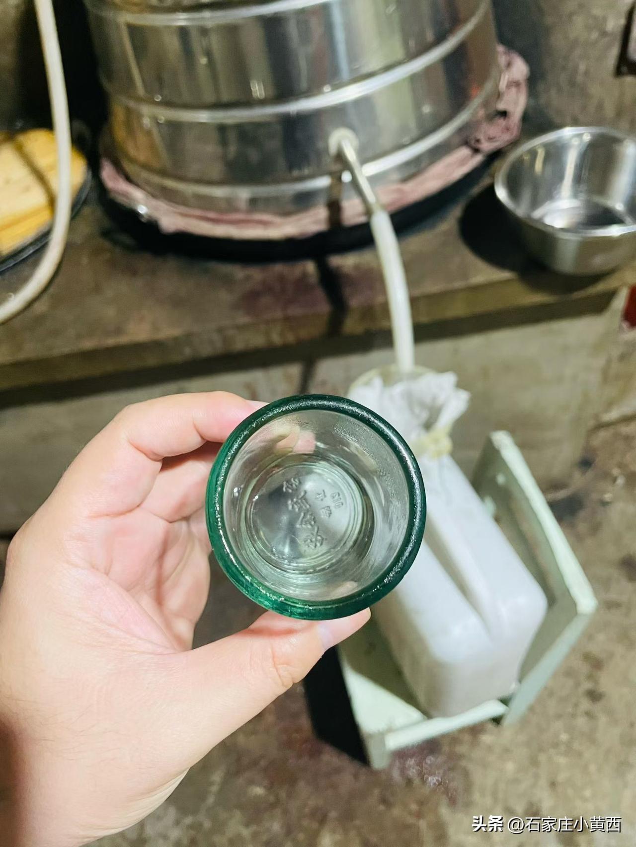 刚从锅里蒸馏出来的头遍原浆米酒，那威力确实不容小觑，说分分钟“闷倒驴”一点不夸张
