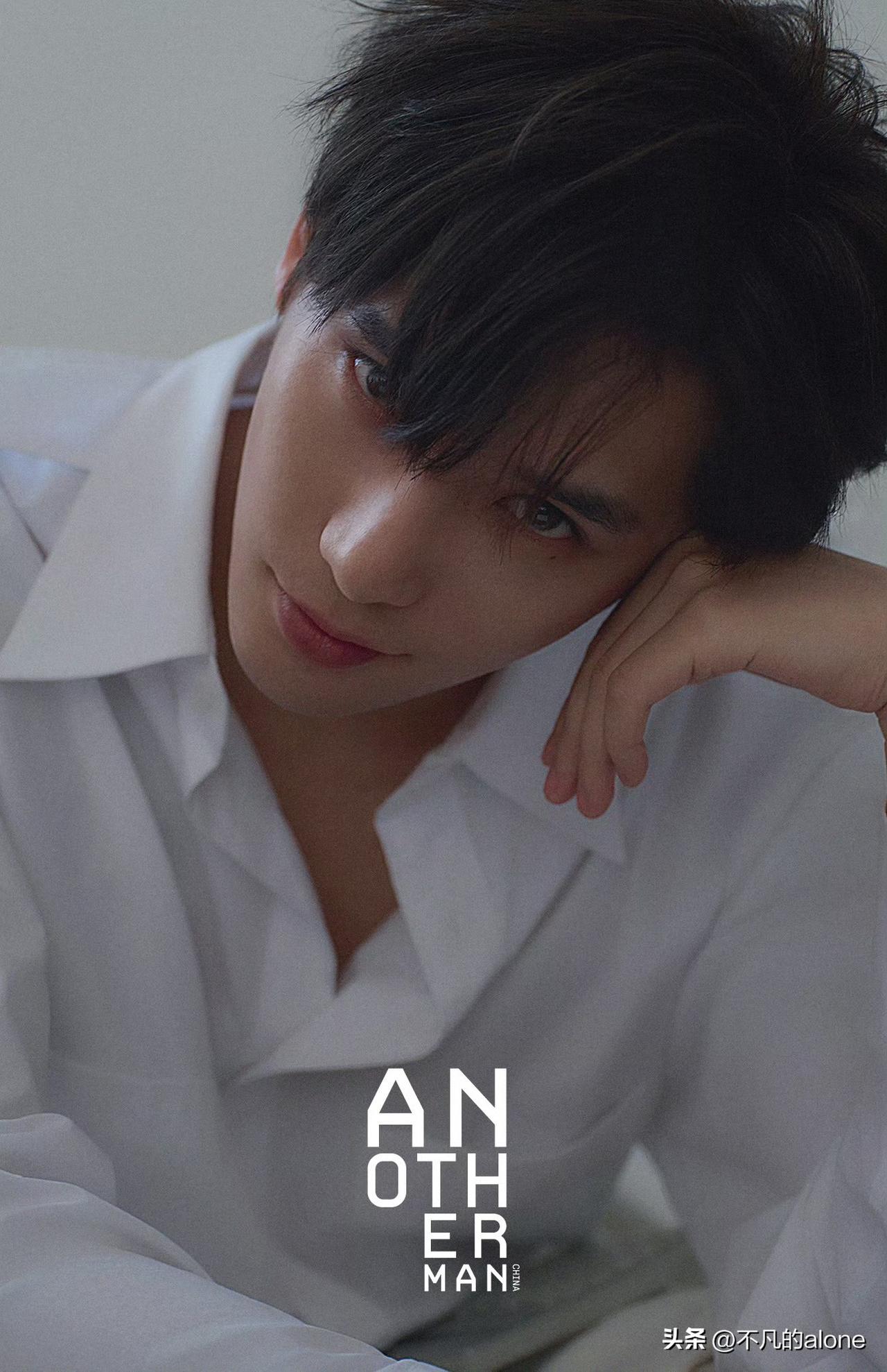 近日，王安宇登上时尚杂志《another man》中文版开年季刊封面，每一张封面