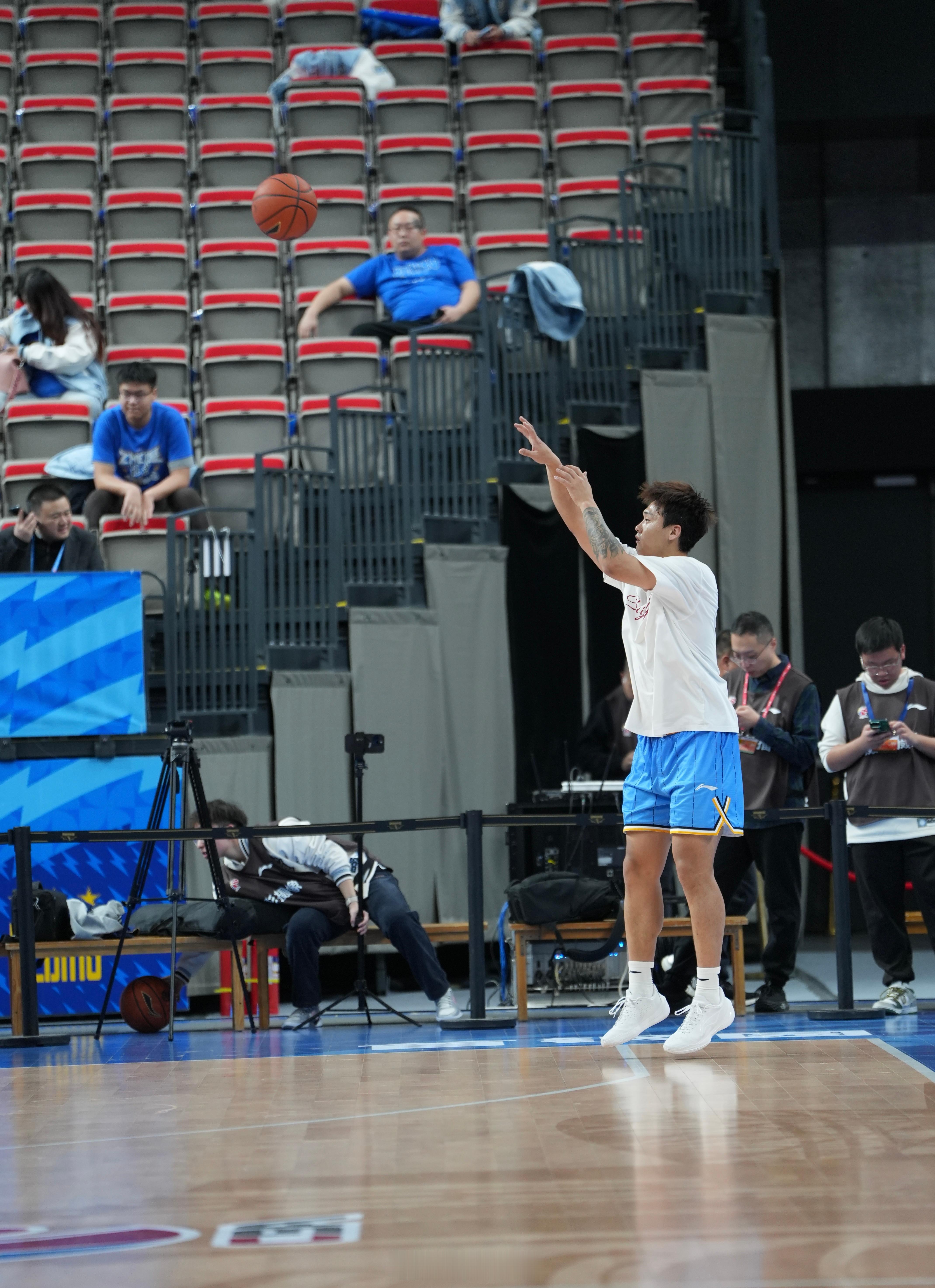 北京男篮vs深圳男篮赵睿 远点照 北京·首钢冰球馆