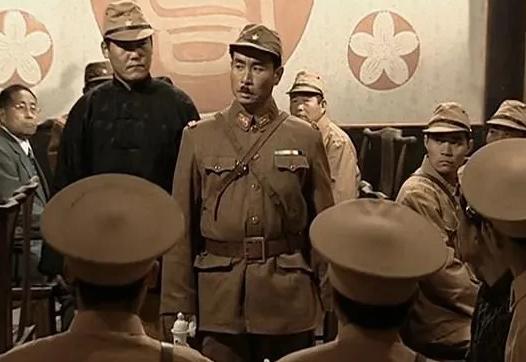 1944年8月，“汉奸”郭绍绪正在与日军高层在酒楼里喝酒。突然，“呯呯呯”几声枪