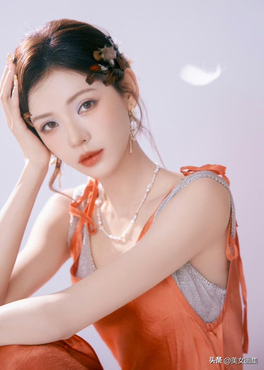 张予曦精致裙装，真是柔美的女人。谁能拒绝张予曦的裙装造型啊！每一套都把精致与柔美