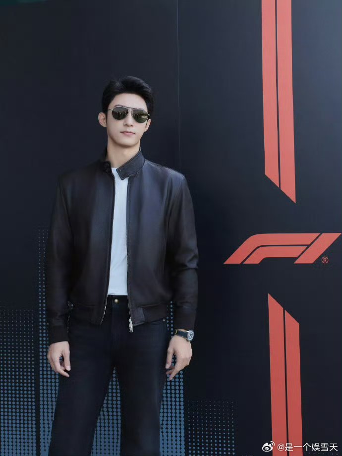 黄景瑜破次元同框黄景瑜与张臻东同框，荧幕角色与现实车手相遇，次元壁彻底破碎，强强