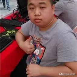 网传蓝战非被封禁，有人说是炫富失德的必然结果，实则不然。
2025年9月，他全平