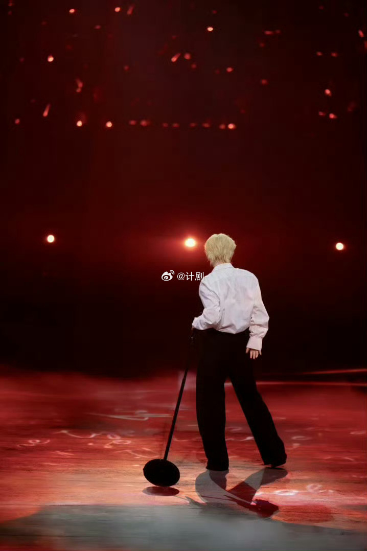 周震南南京演唱会官宣 没看过的可以去试试，他做舞台挺有想法的，值得去看一次。 