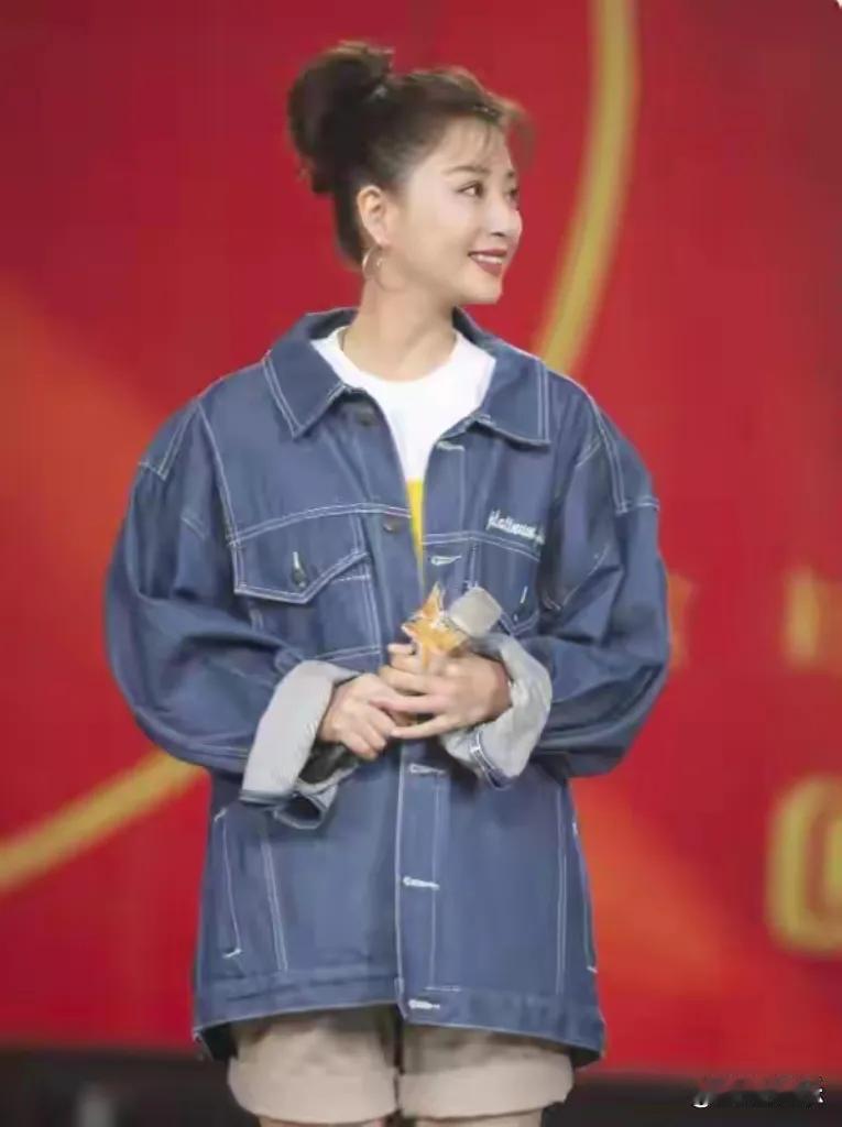 殷桃恋爱后仿佛开启了时尚新篇章，穿搭风格焕然一新！近日她身着牛仔外套搭配马丁靴亮