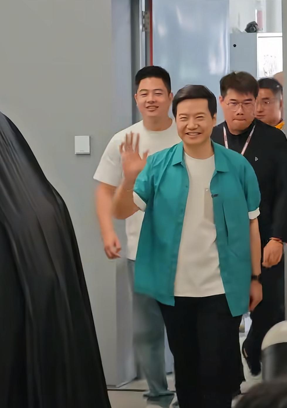 雷军在成都交付小米澎程

9月15日下午，雷军来到成都小米汽车交付中心，给20多