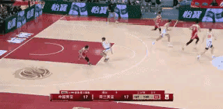 中国男篮老将高诗岩真是太威武霸气了！在今天进行的中国男篮和荷兰男篮的友谊赛中，当