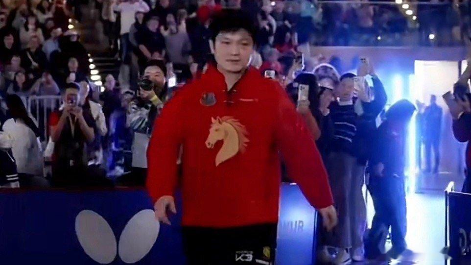 樊振东德甲赛场年味十足很漂亮的红色衣服 