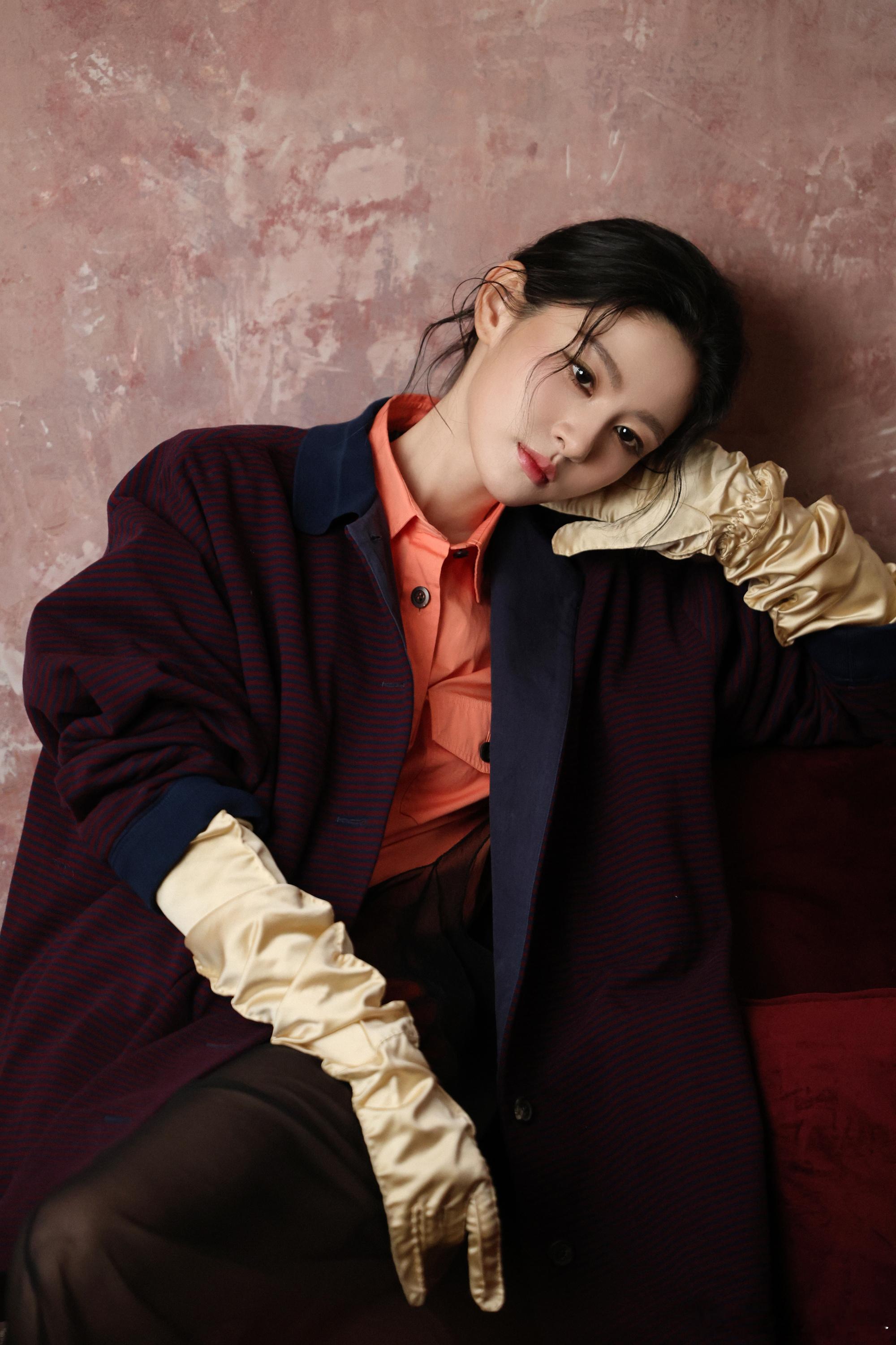 于正又夸赵晴好看了 赵晴杂志造型风格很多变，现代装古装都很合适呀！ 