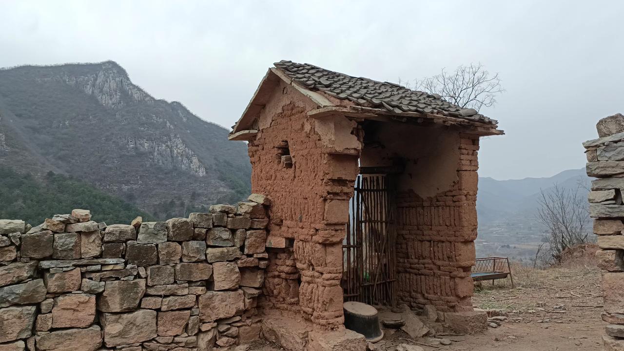 这里是山西长治黎城县的东坪沟村。东坪沟是秋树垣的附属村落，在秋树垣村东有一条上山