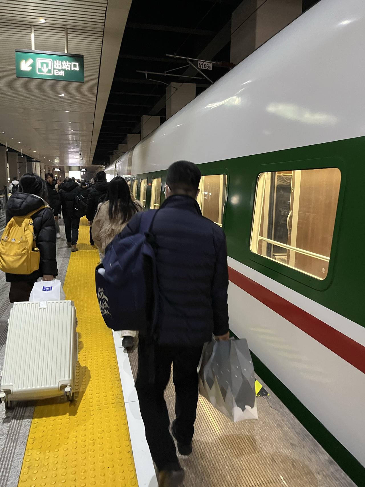 今天这趟赶车路，简直是一波三折，主打一个手忙脚乱！

买了 19:19 从西安去