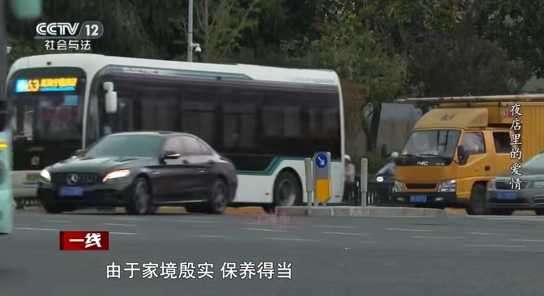 这事儿挺有意思的，一个46岁的女老板，在夜店认识了个小自己快20岁的90后，俩人