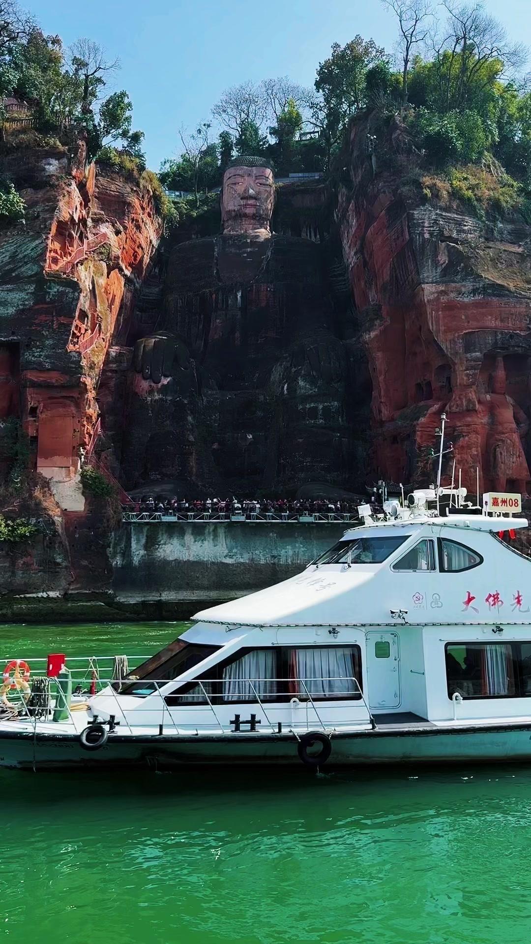 世界第一大佛～乐山大佛摩崖石刻！镇守三江千年，一尊71米的巨型弥勒佛盘腿而坐，头
