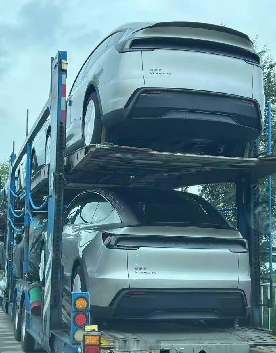 特斯拉 Model Y L 已经发运了看来离到店上市不远了纯电 6 座 SUV 