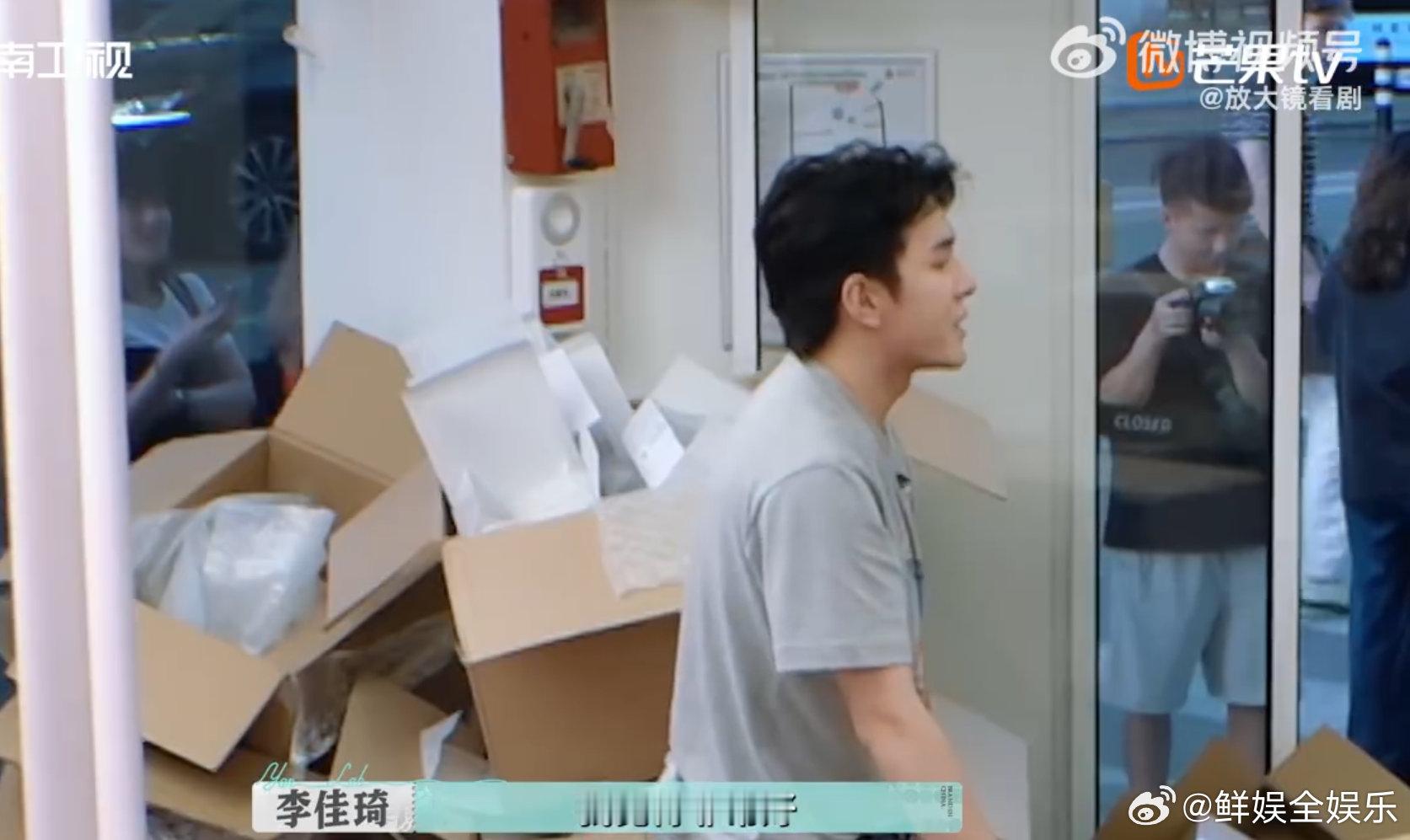 张予曦[超话]张予曦脱鞋光脚干活巴黎合伙人张予曦这脱鞋干活的魄力绝了！店里箱子太
