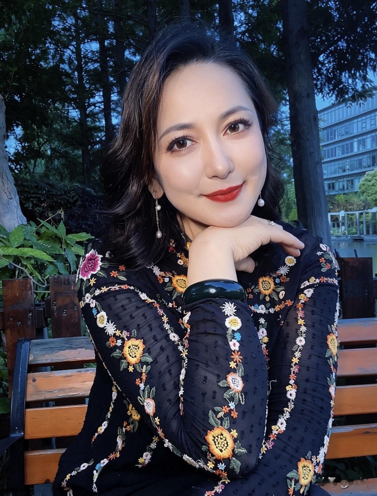 还有些小年轻喜欢成熟丰满女人，可能有母性情结，贪恋她们的温暖关怀。社会文化里，成
