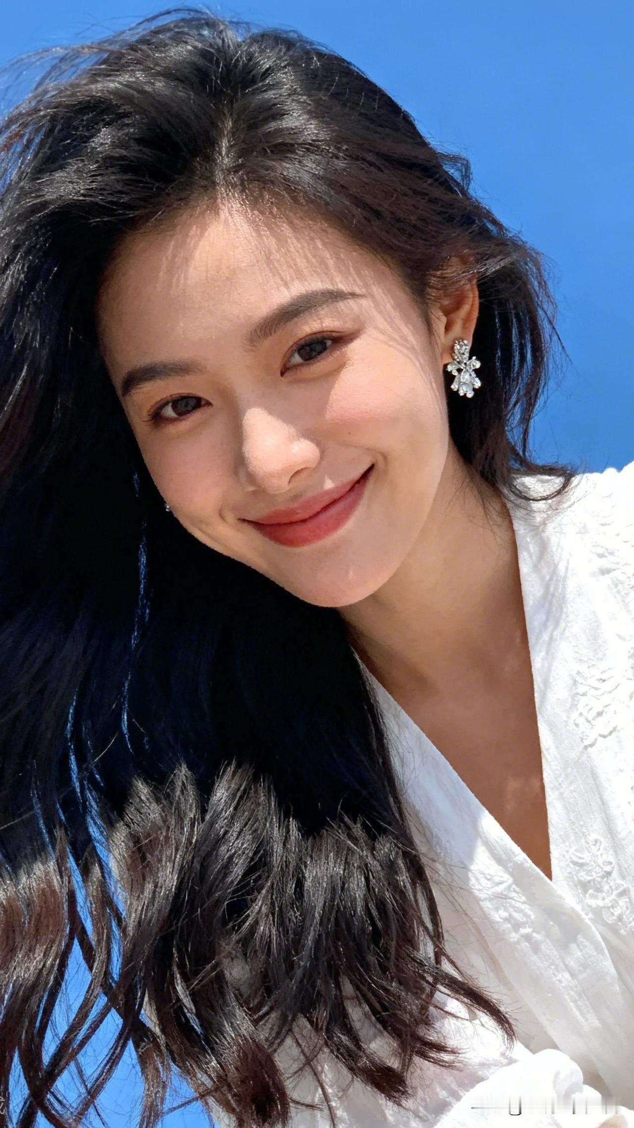 笑靥如花，清风拂面。随手一拍的氛围感 阳光下的微笑，闪耀的耳环，美丽动人！