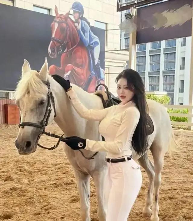 19岁连子欣拿下选美冠军，颜值不输圈内明星
 
说起连子欣，年纪轻轻就站上选美赛