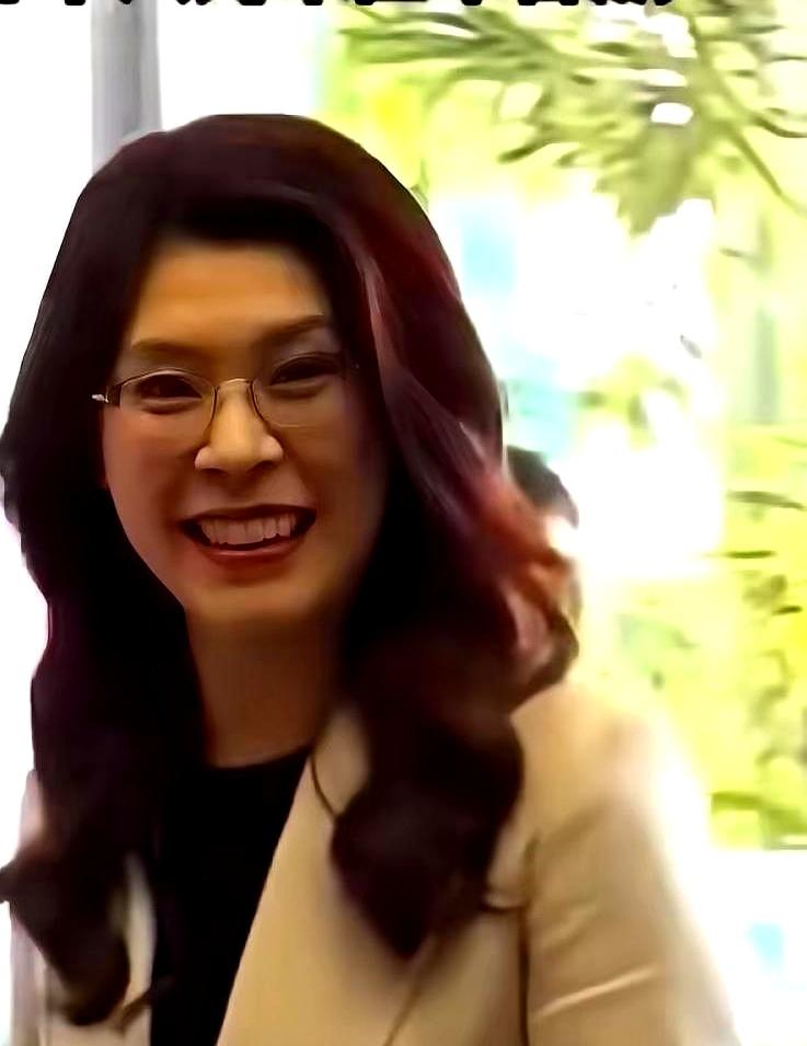 说实话，57岁还能有这么一头又浓又密的头发，扎个高马尾都能甩出精气神，这状态也太