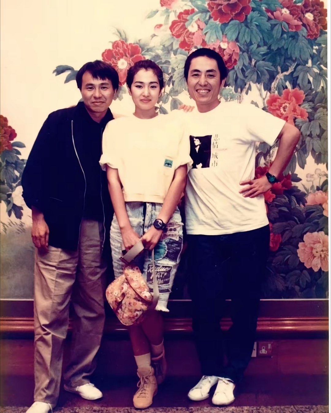 两个大导演，中间一位国际巨星，你能认全吗？特别是穿一黑衣服的导演，能认全的一定是