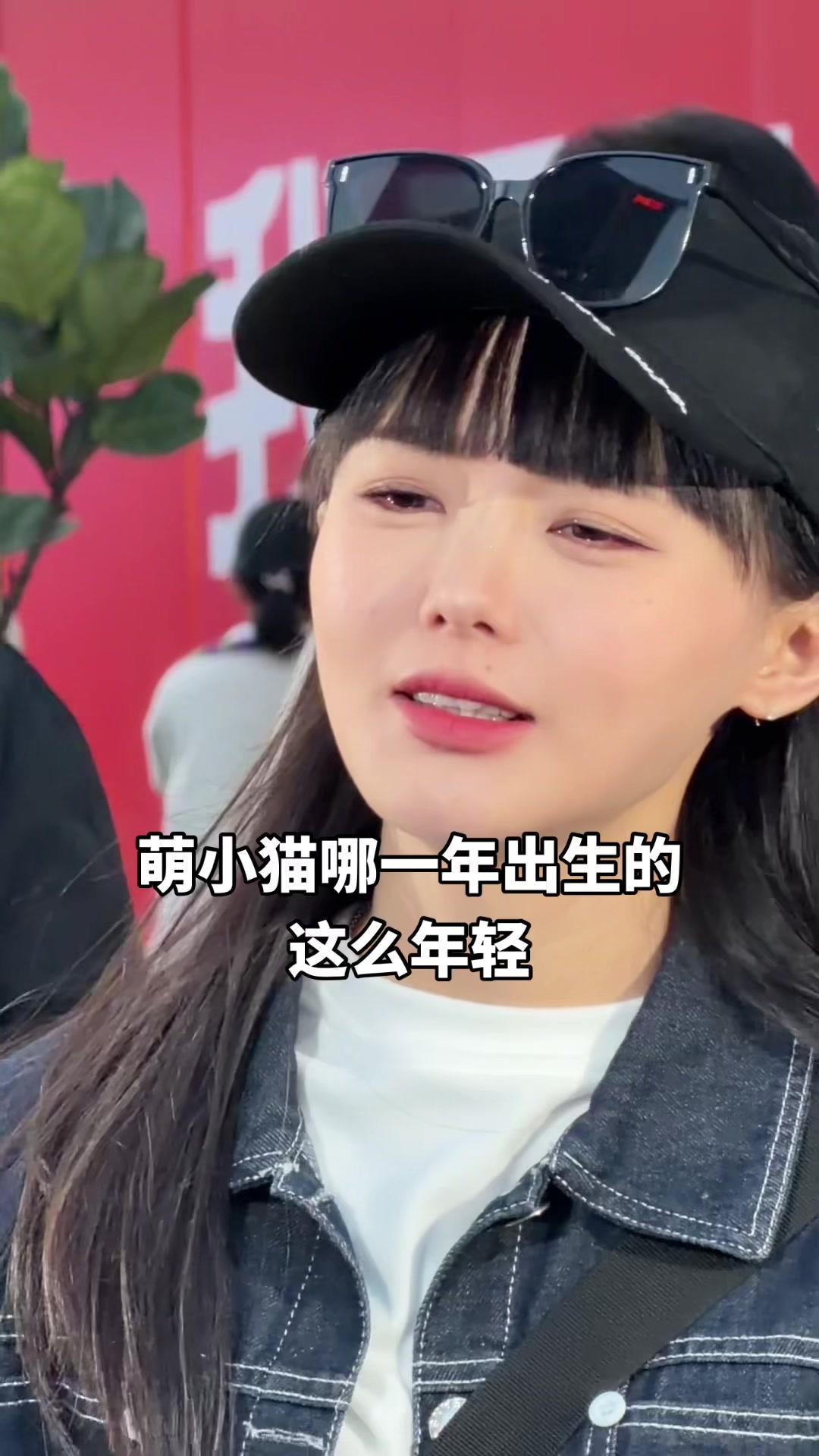 每天早上被小脑袋蹭醒，晚上围着腿边打转，连打哈欠都把爪子搭在我胳膊上，这谁顶得住