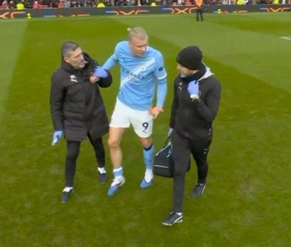 【哈兰德受伤】曼联vs曼城 赛前小道消息称，哈兰德本场比赛是带伤首发上阵，上半时