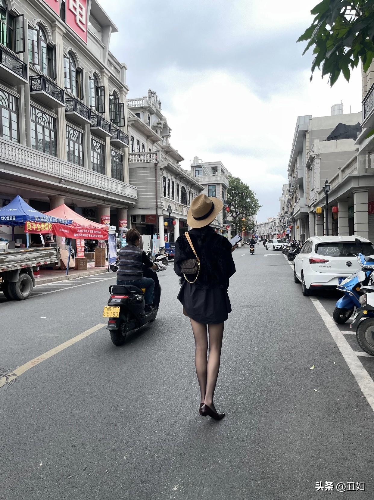 甜美小仙女的穿搭复古风穿搭，漫步在花海与古朴木门之间，感受岁月静好。